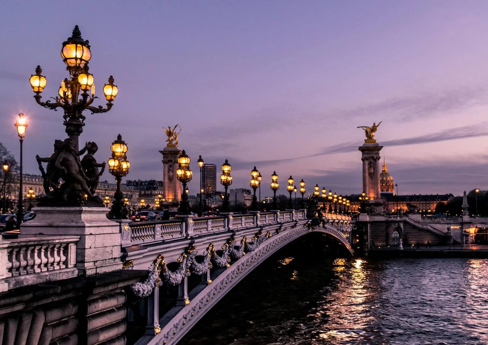 Ponte Alexandre III em Paris ao anoitecer